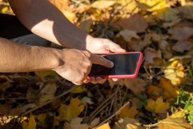 Adam bir telefon tutuyor ve önemli bir telefon bekliyor.