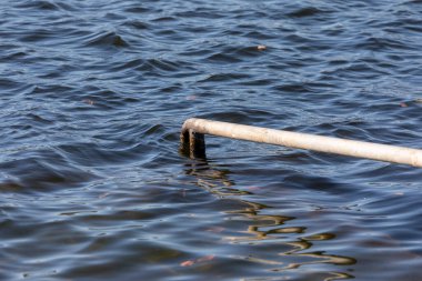 Arka plan için göldeki dalgaların üzerindeki su dokusu.