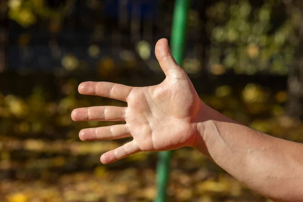 Der Mann Zeigt Verschiedene Gesten Mit Händen Und Fingern — Stockfoto