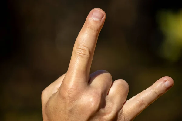 Der Mann Zeigt Mit Den Fingern Eine Geste Dass Alles — Stockfoto