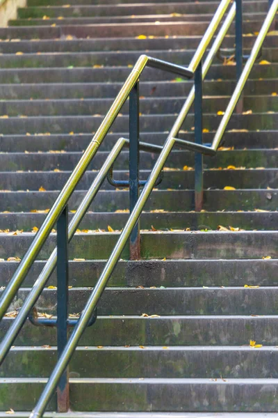 Sonbahar Parkındaki Korkulukta Taş Merdivenler — Stok fotoğraf