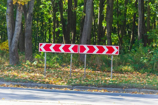 Járművek Áthaladását Tiltó Közúti Jelzőtábla Piros Fehér Csíkjai — Stock Fotó