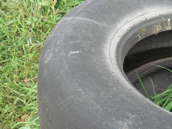 Pneu Borracha Preto Uma Roda Carro Despejo Grama — Fotografia de Stock