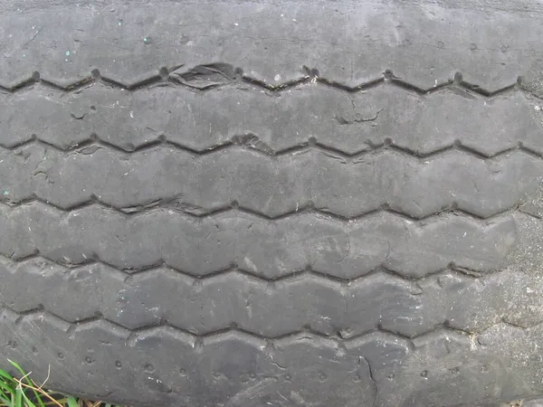 Çimlere Dökülen Bir Araba Tekerleğinden Siyah Lastik — Stok fotoğraf