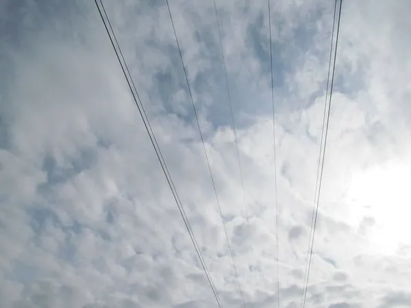 Kabelleitungen Elektrischer Übertragungen Auf Der Skyline Hintergrund Des Himmels — Stockfoto