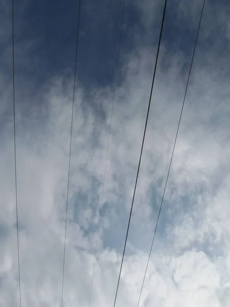 空を背景にスカイライン上の電気通信のケーブルライン — ストック写真