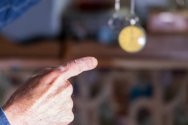 Мужчина держит старинные карманные часы. Символ прошедшего времени