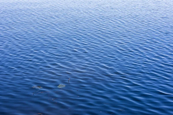 背景に湖の波の上の水のテクスチャ — ストック写真