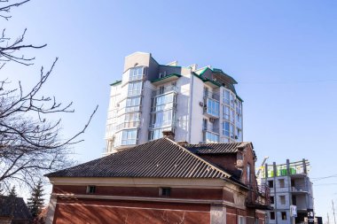 Eski ve yeni bir ev. Çok katlı bir bina cephesi