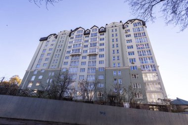 Çok yüksek, çok katlı bir bina. Evin açık yeşil cephesi