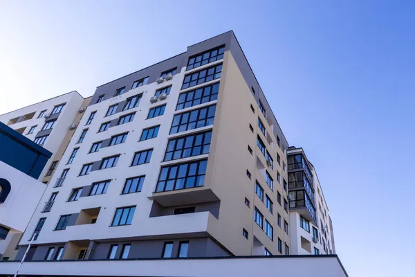 Gevel Van Een Wit Grijs Huis Met Veel Ramen — Stockfoto