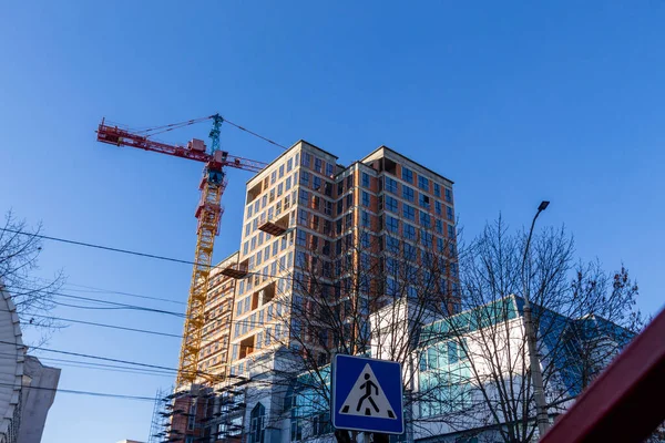 Şehir merkezinde bir tuğla ev inşa ediliyor.