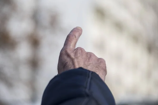 Stary Człowiek Wskazuje Coś Ręką Palcem — Zdjęcie stockowe