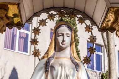 Üniversitenin yakınındaki Meryem Ana Anıtı. Başında bir haleyle Tanrı 'nın annesi.