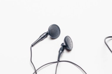 Kablolu siyah plastik kulaklık.