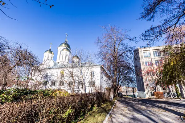 Parkın yanında sarı kubbeli beyaz ortodoks kilisesi