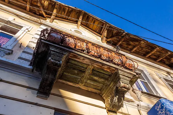 Ternopil 'de eski bir evin ön cephesinde eski bir balkon.