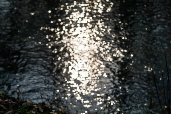 Solstrålar Vattnet Fokus Svart Vatten Och Ljus — Stockfoto