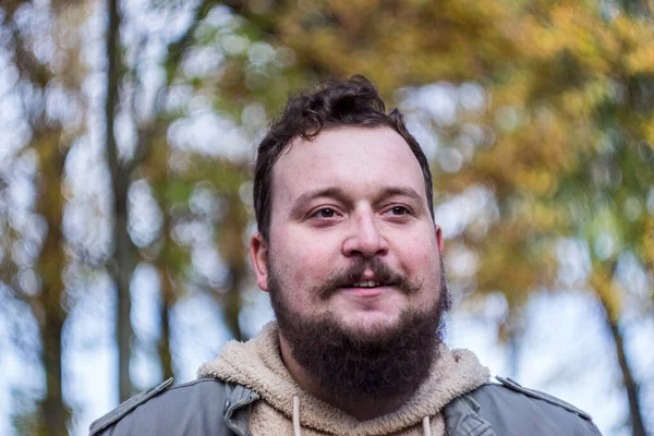 Sakallı bir gencin bir şeyler düşünen portresi.