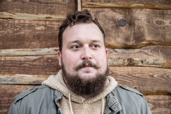 Sakallı bir gencin bir şeyler düşünen portresi.