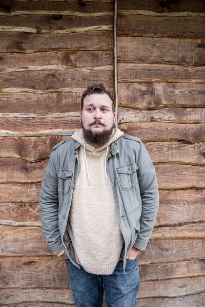 Sakallı bir gencin bir şeyler düşünen portresi.