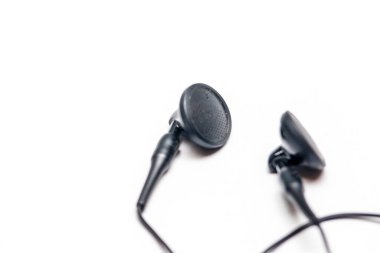 Kablolu siyah plastik kulaklık.