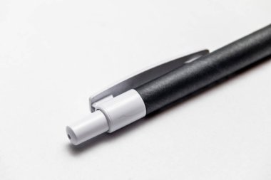 Beyaz arkaplanda siyah beyaz bir kalem