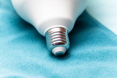 Büyük bir ampulün metal ipliği.