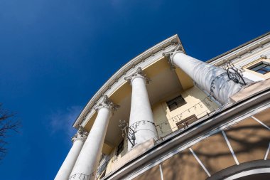 Ternopil 'deki eski bir Avusturya evinin cephesi