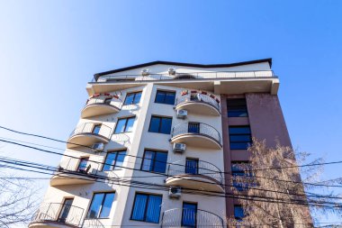 Yuvarlak balkonlu evin kahverengi cephesi