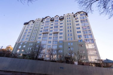 Çok yüksek, çok katlı bir bina. Evin açık yeşil cephesi