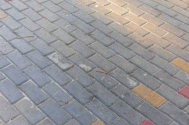 Parktaki bir patikada kaldırım taşlarının dokusu