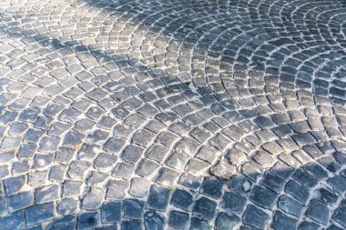 Arkaplan için yarı dairesel siyah granit kaldırım taşlarının dokusu