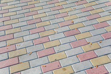 Kırmızı-gri kaldırım taşlarının dokusu dikdörtgendir.