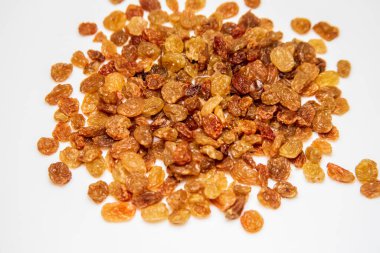 Sarı lezzetli kuru üzümler mutfakta.