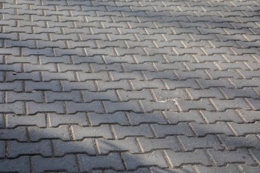 Parktaki bir patikada kaldırım taşlarının dokusu