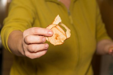 Mutfakta soyulmuş meyve var. Kış için kurutulmuş elma ve armut.