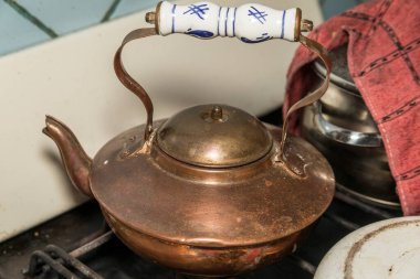 Mutfakta çay yapmak için eski metal çaydanlık.