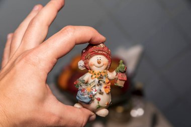 Küçük oyuncak kardan adam. Elinde fenerle hediyeler taşıyan bir kardan adam.