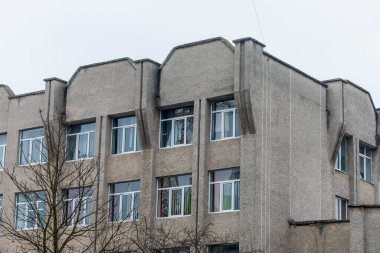 Bir yerleşim bölgesindeki konut binasının ön cephesi. Evin pencereleri