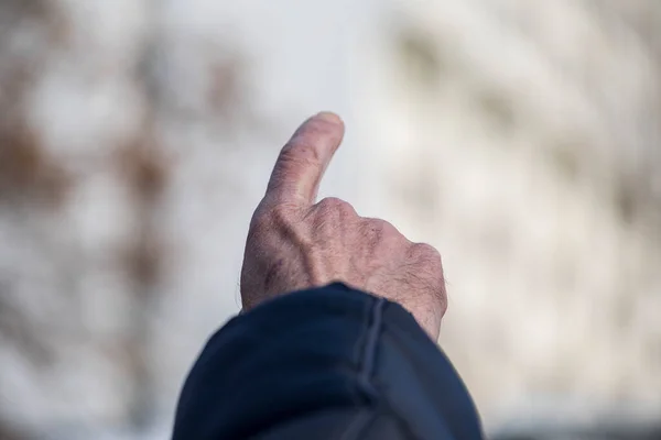 Anciano Señala Con Mano Dedo Algo — Foto de Stock