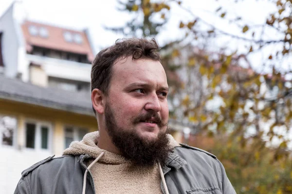 Sakallı ve bıyıklı genç bir adamın kafası karışıktır ve kendini güvensiz hisseder. Adam bir şeyler düşünmüş.