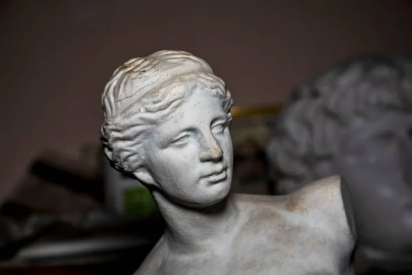 一个白人妇女的古董雕塑 妇女的灰泥纪念碑 — 图库照片