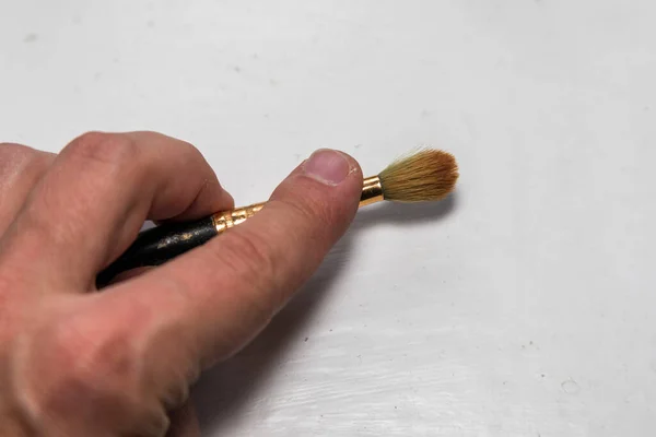 Kunstenaar Houdt Een Borstel Zijn Hand Oude Penselen — Stockfoto