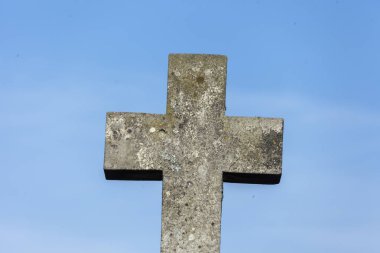 Hıristiyan haçı mezarlıkta.