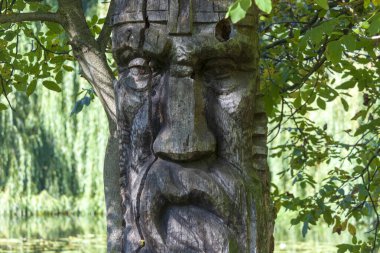 Parktaki bilge askerin ahşap heykeli.