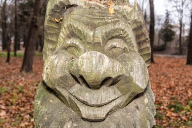 Tahta bir cüce heykeli ya da parktaki bir oduncu. Sonbahar parkında çocuk heykelleri