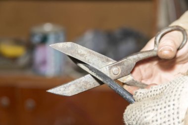 Atölyede metal kesmek için büyük metal makas. Elde makas
