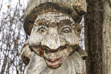 Tahta bir cüce heykeli ya da parktaki bir oduncu. Sonbahar parkında çocuk heykelleri