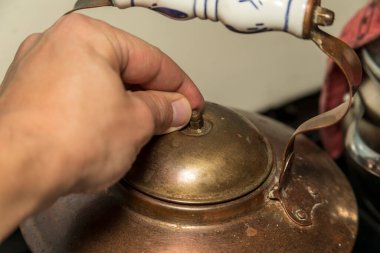 Mutfakta çay yapmak için eski metal çaydanlık.